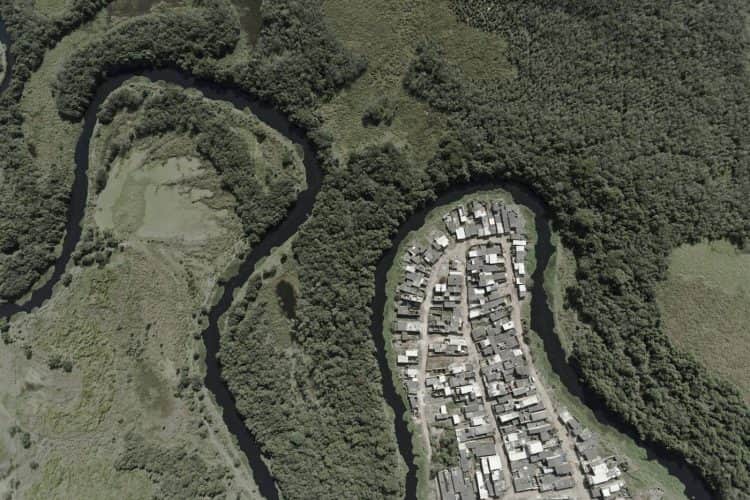 Mata e favela separados por um rio em curvas